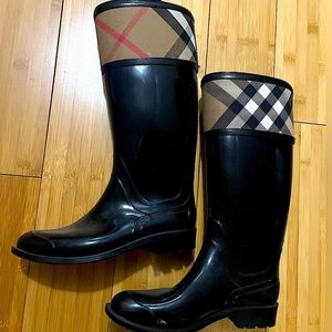 Burberry boots !